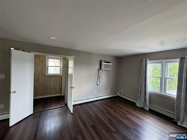 Foto del edificio - 27 Overpeck Ave