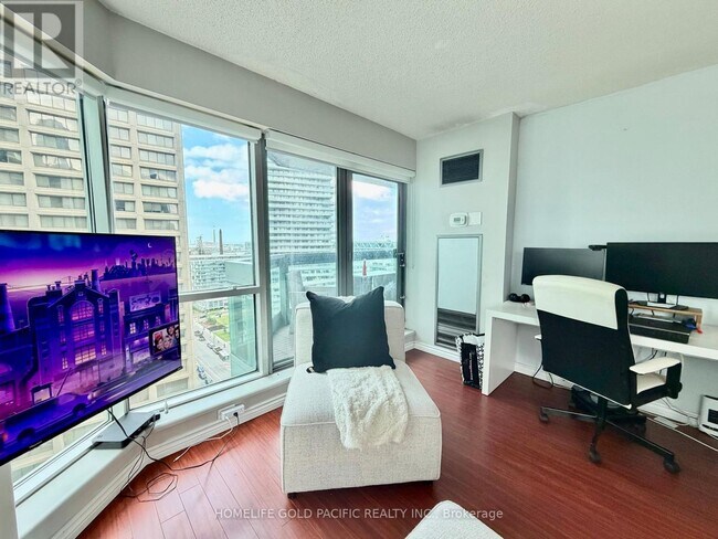Building Photo - 10 Queens Quay W