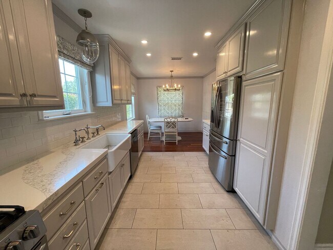 Foto del edificio - Luxurious Lake Balboa Home with Athletic A...