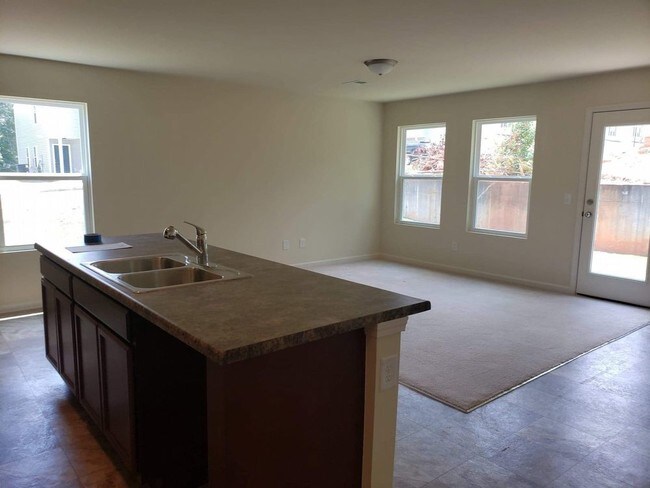 Foto del edificio - 44 Everett Circle AVAILABLE NOW
