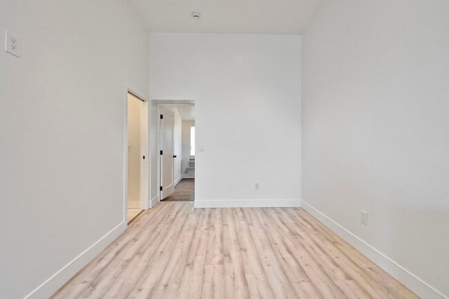 Building Photo - 903 W 7th St