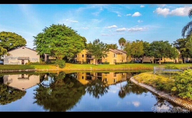 Foto del edificio - 3833 Cocoplum Cir