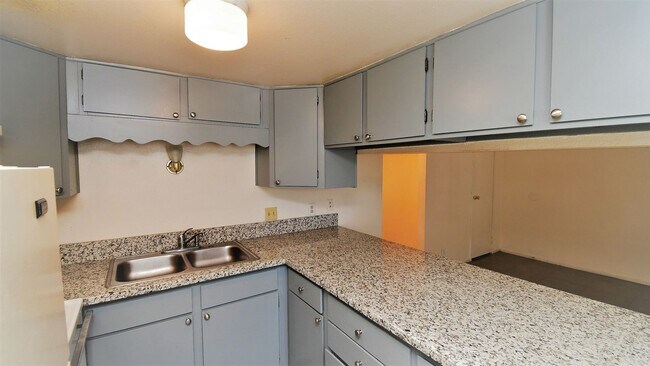Foto del edificio - 2 Bed Apartment - NO PETS - 303 EASTMINIST...
