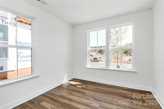 Foto del edificio - 7118 Westrow Ave
