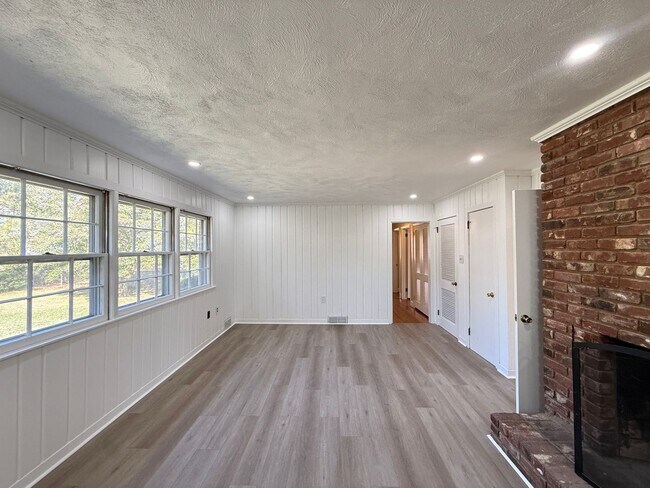 Foto del edificio - 2841 Deerwood Dr