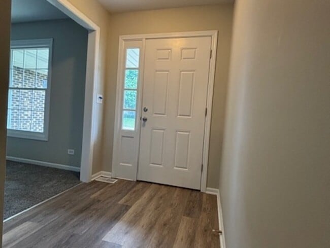 Building Photo - 654 Longview Dr