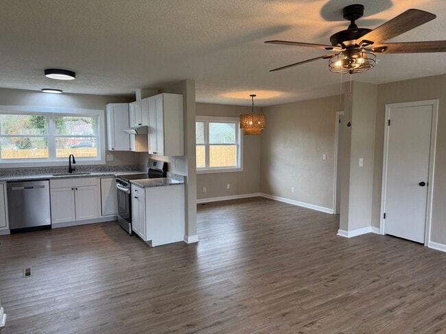 Building Photo - Freshly updated in East Ridge