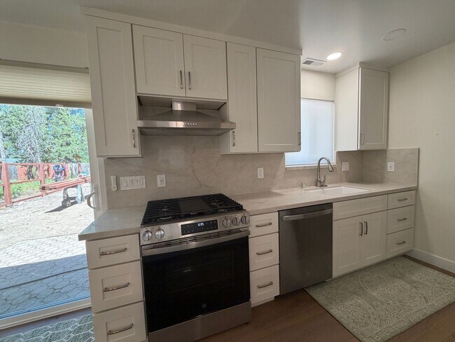 Foto del edificio - Charming Single Family Home - Completely Remodeled 2 Bed, 1.5 Bath with Garage