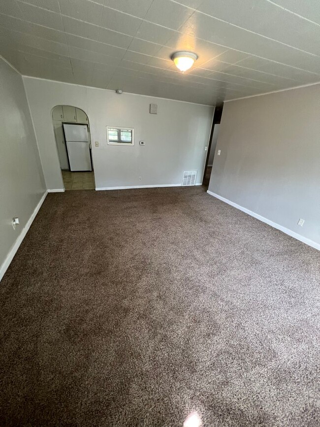 Building Photo - Single Family 2 Bedroom with Garage and fe...