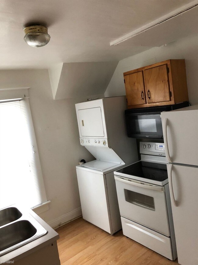 Building Photo - 2 br, 1 bath Duplex - 114 E 8th St Apt B