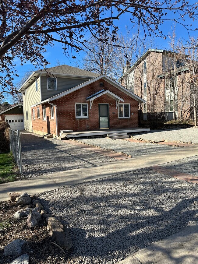 Foto del edificio - 2220 Grove Cir