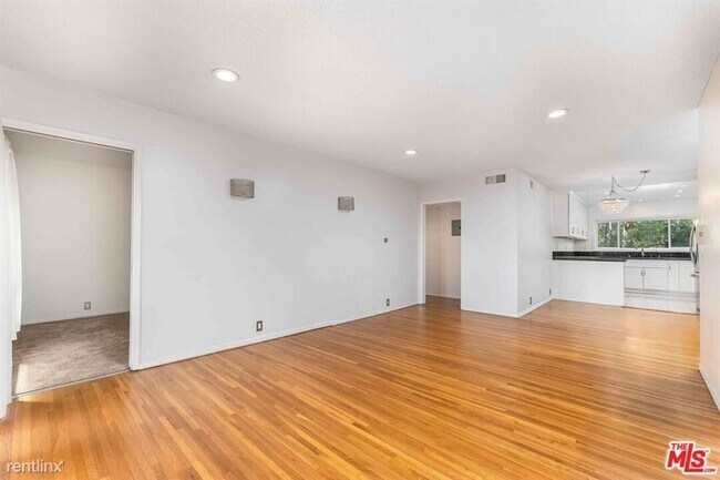 Foto del edificio - 3 br, 2 bath Condo - 3166 S Sepulveda Blvd...