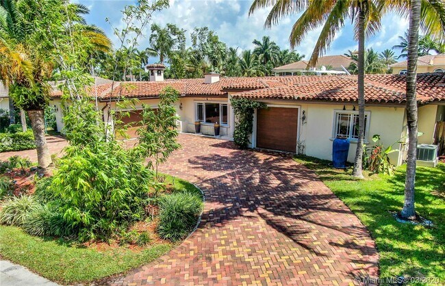 Building Photo - 2601 Barcelona Dr