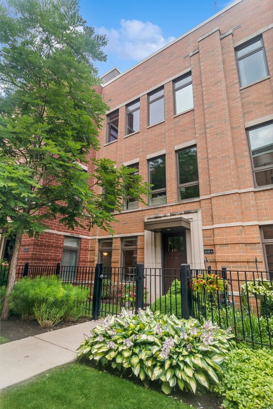 Primary Photo - 1648 S Prairie Ave