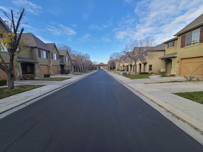 Foto del edificio - Three Bedroom Town Home  near Union Park Available February 1st