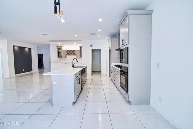 Building Photo - 1723 Eased-