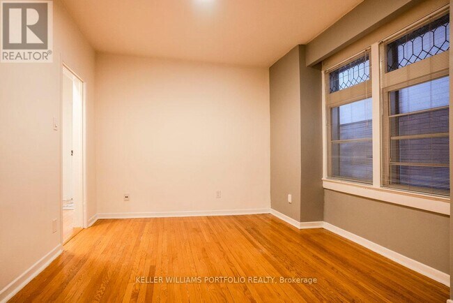 Photo du bâtiment - 821 Gladstone Ave