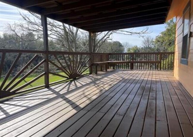 Foto del edificio - 230 Six Pines Rd