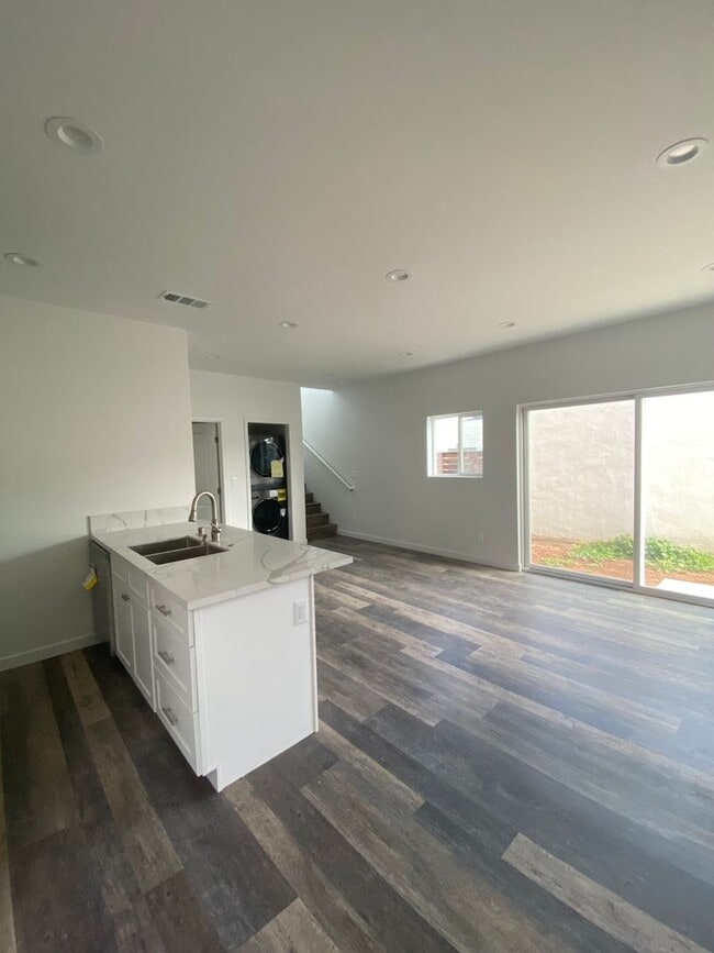 Building Photo - AVAILABLE FOR MOVE IN NOW!! Gorgeous brand...