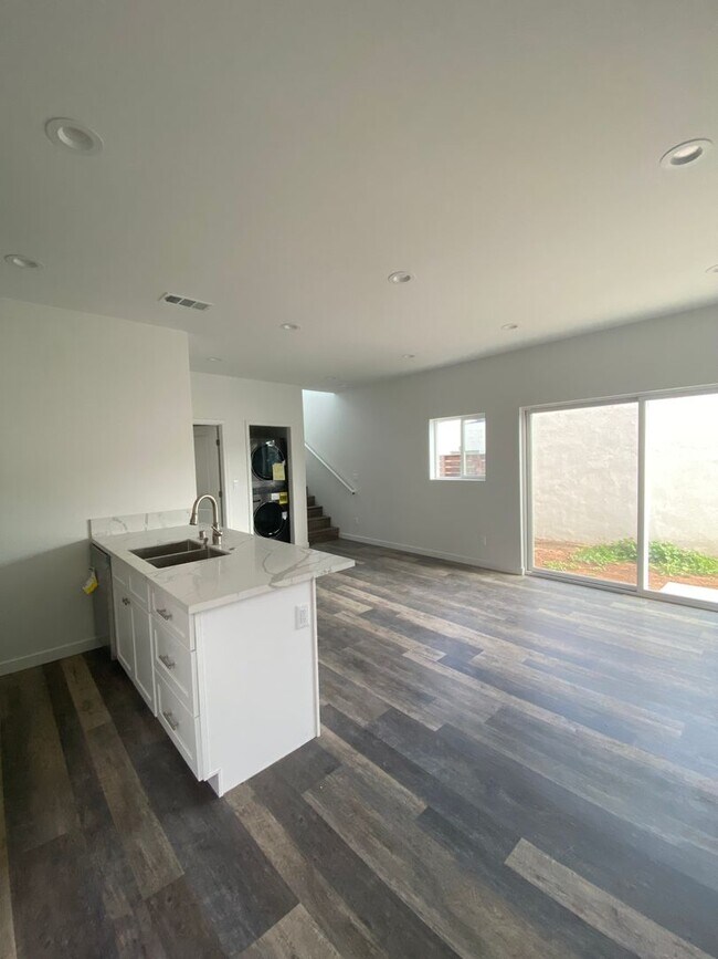 Foto del edificio - AVAILABLE FOR MOVE IN NOW!! Gorgeous brand...