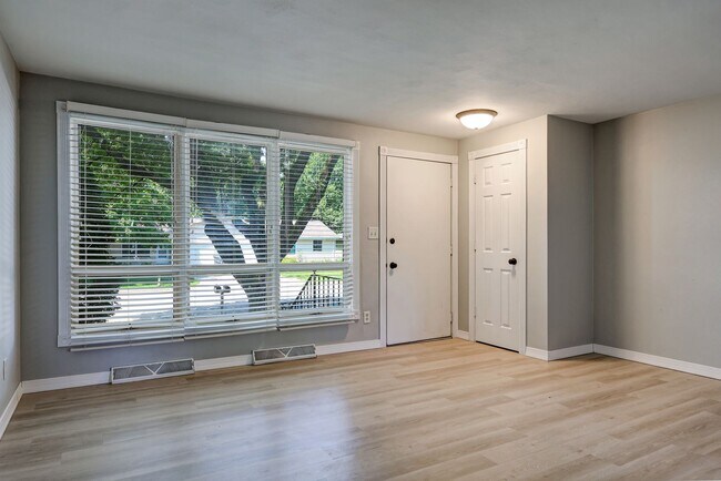 Foto del edificio - 1216 Meadow Ln