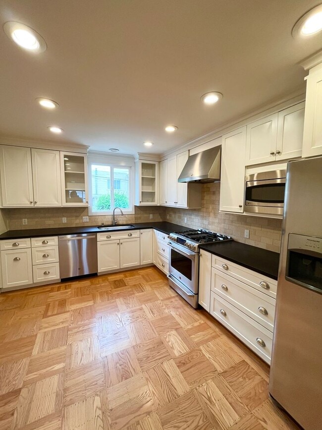 Building Photo - Spacious and Centrally Located, Pet Friend...