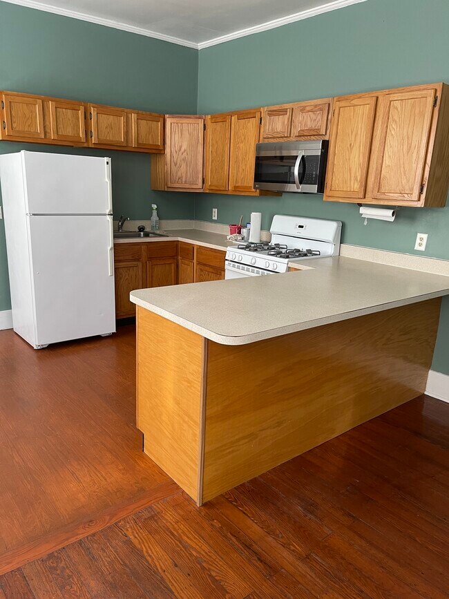 Kitchen - 2533 Annunciation St