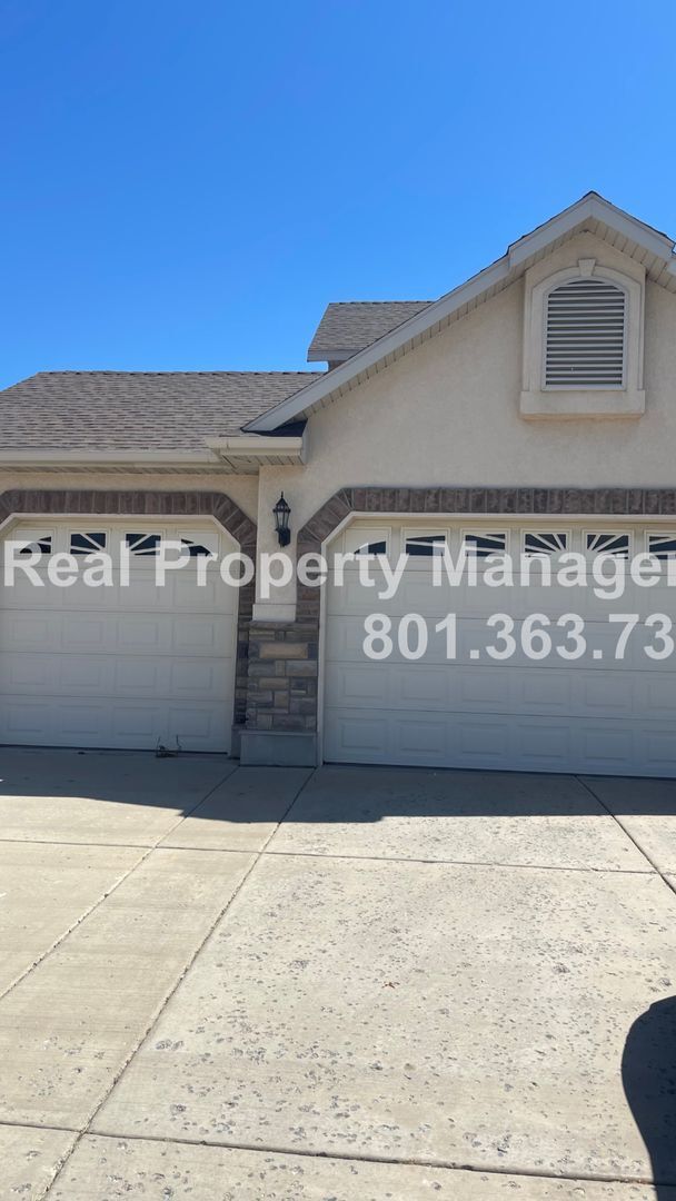Foto del edificio - Beautiful 6 bedroom, 3 bathroom 3 car Gara...