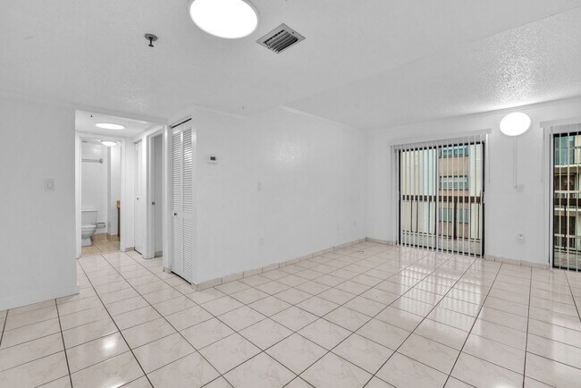 Foto del edificio - 5249 NW 7th St