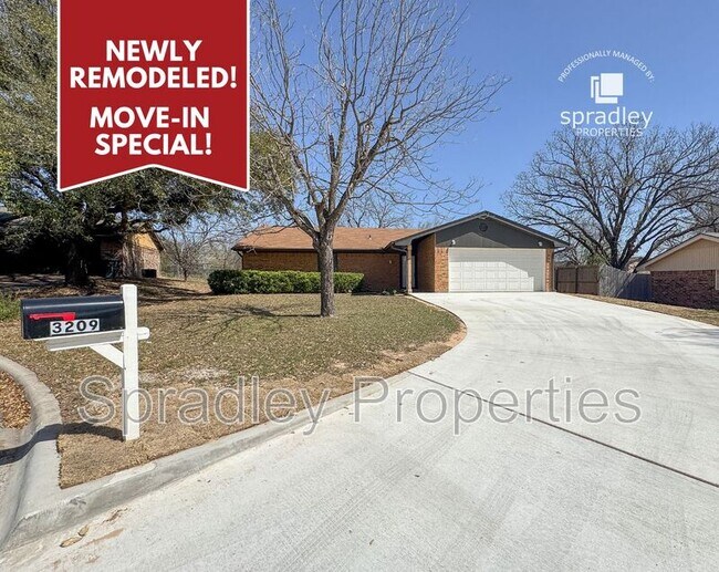 Building Photo - 3209 Camellia Cir