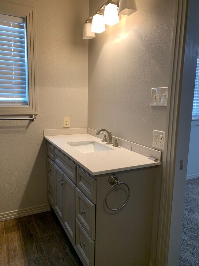 Building Photo - Available Now! 3/2 in central Lubbock!
