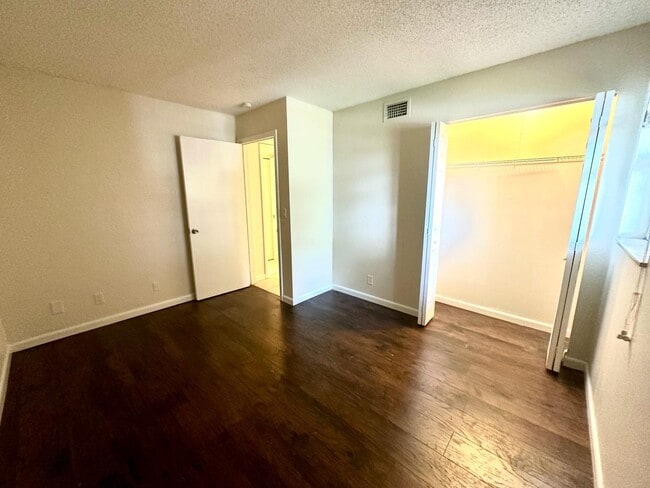Building Photo - 120 Sparrow Dr
