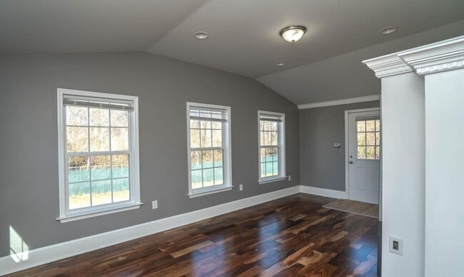 Building Photo - 3 Bedroom 2 Bathroom House With Fenced In ...