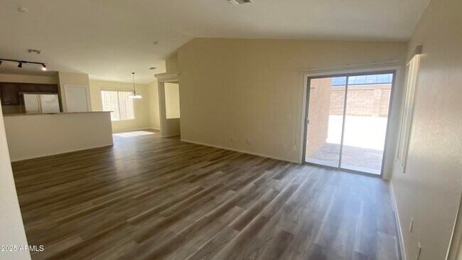 Foto del edificio - 23718 Chambers St
