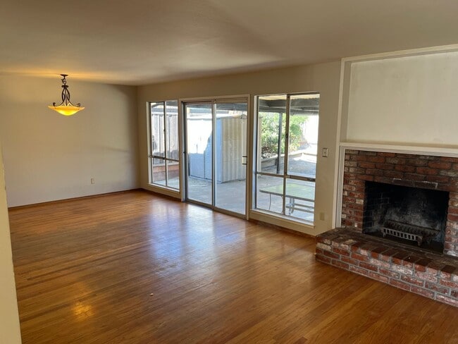 Foto del edificio - 4 Bedroom Ranch Style Home in Quiet El Sobrante Neighborhood
