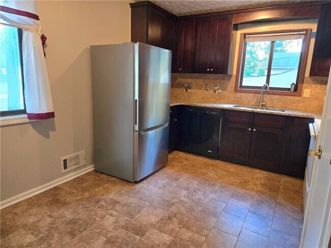 Building Photo - 2982 Hillwood Dr NW