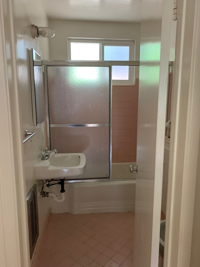 1762 Silver Lake Blvd Unit 4, Los Angeles, CA 90026 Apartments in Los