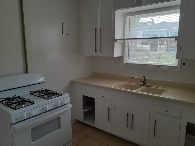 Kitchen - 4676 Coronado Ave