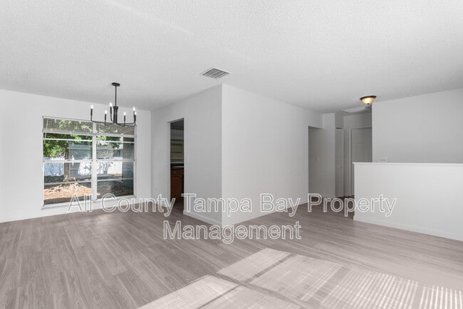 Building Photo - 905 N Newport Ave