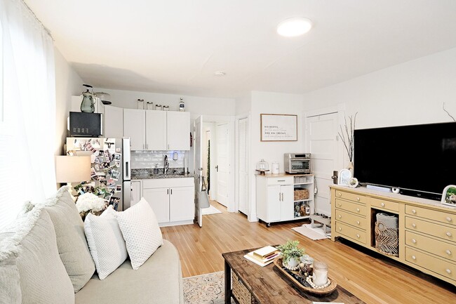 Foto del edificio - Updated Fry's Spring Apartment Near UVA