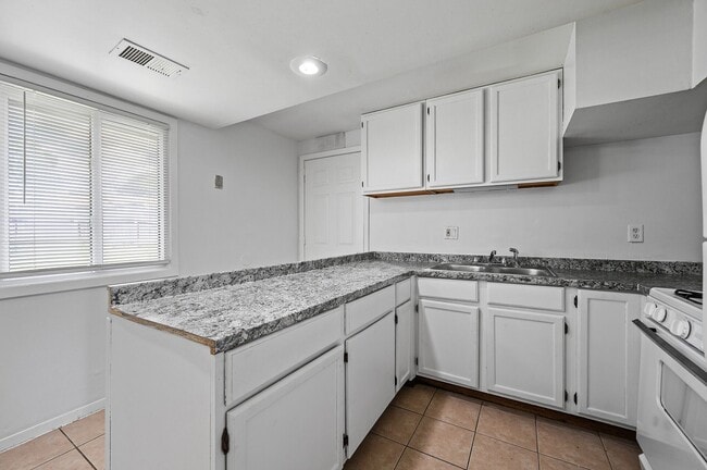 Building Photo - Single Family Home