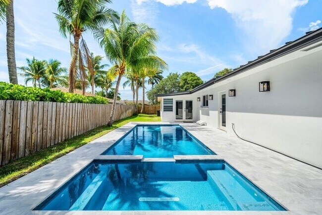 Foto del edificio - 2866 SW 8th St