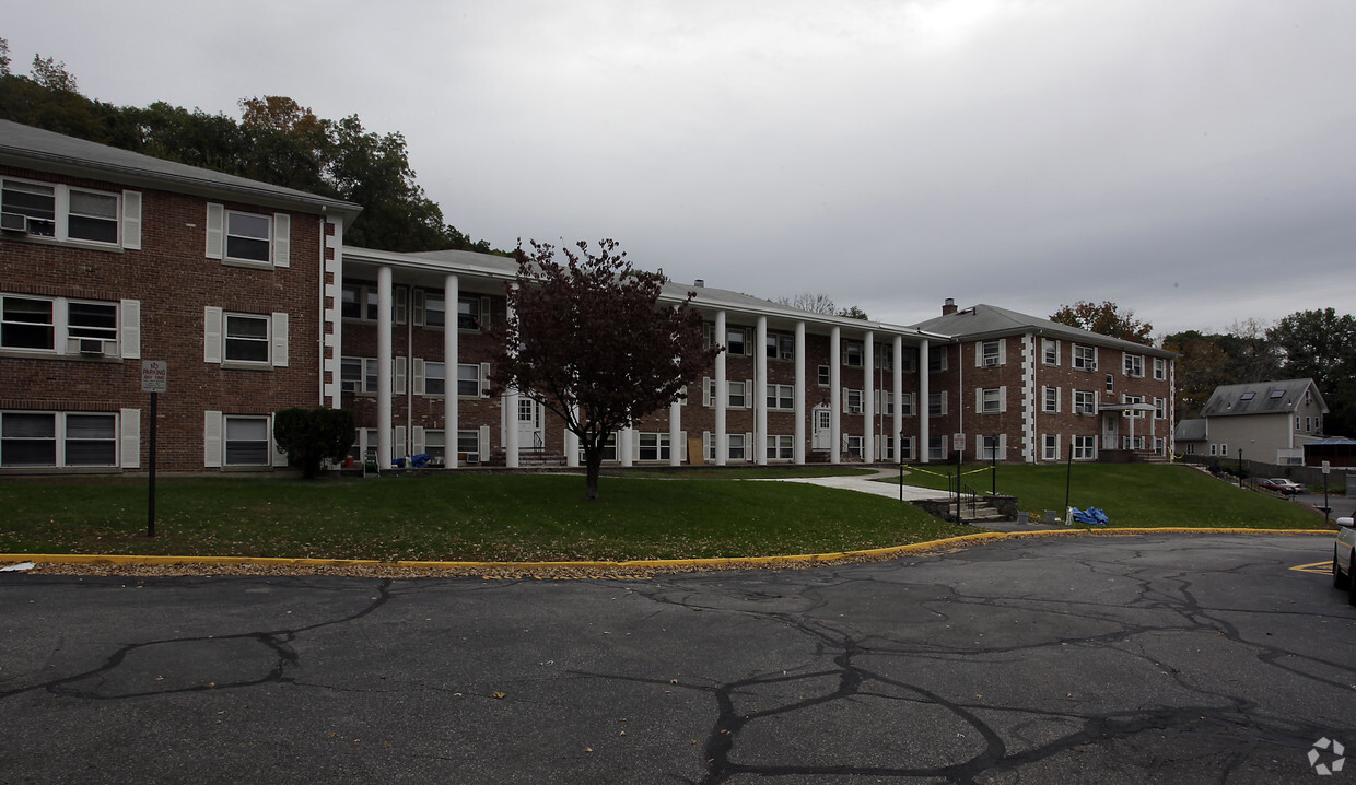 Primary Photo - Colonial Court