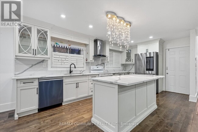 Building Photo - 14 Pineslope Crescent