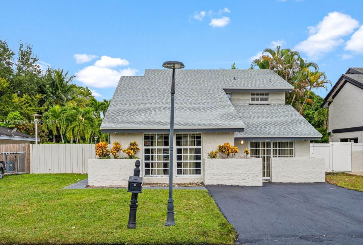 Primary Photo - 8351 SW 39th Ct