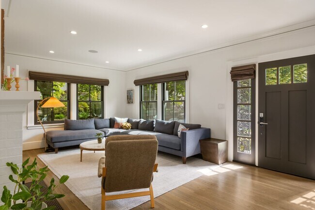 Building Photo - Absolutely Stunning Remodeled 4 Bed/3 Bath Grant Park Dutch Colonial!