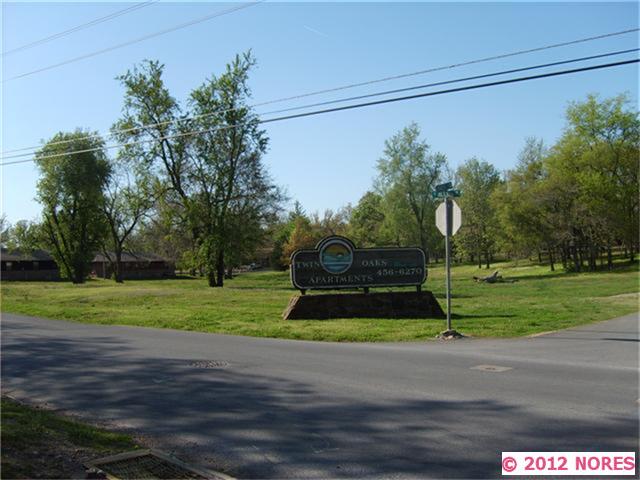 Building Photo - Twin Oaks Apartments