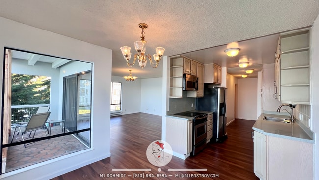 Building Photo - Large corner 2 bedroom surrounded by breathtaking Bay views!