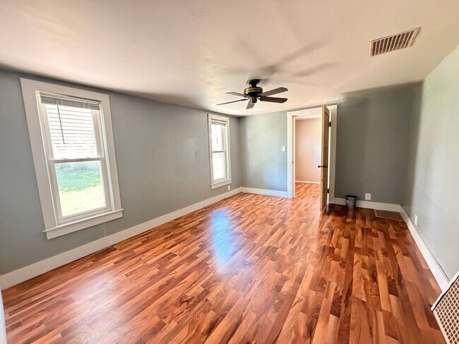 Building Photo - 2 Bedroom Home in Palmer! $750