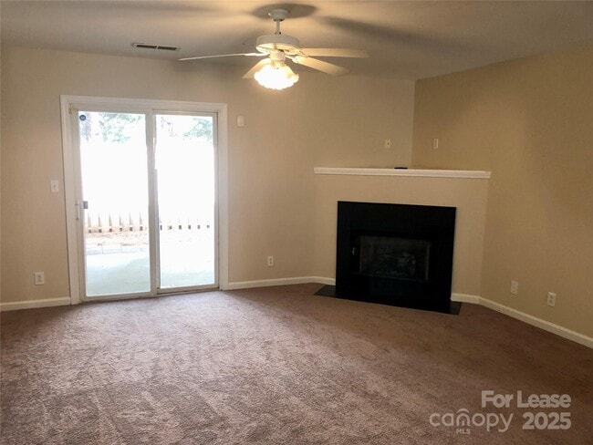 Foto del edificio - 7667 Bluff Point Ln